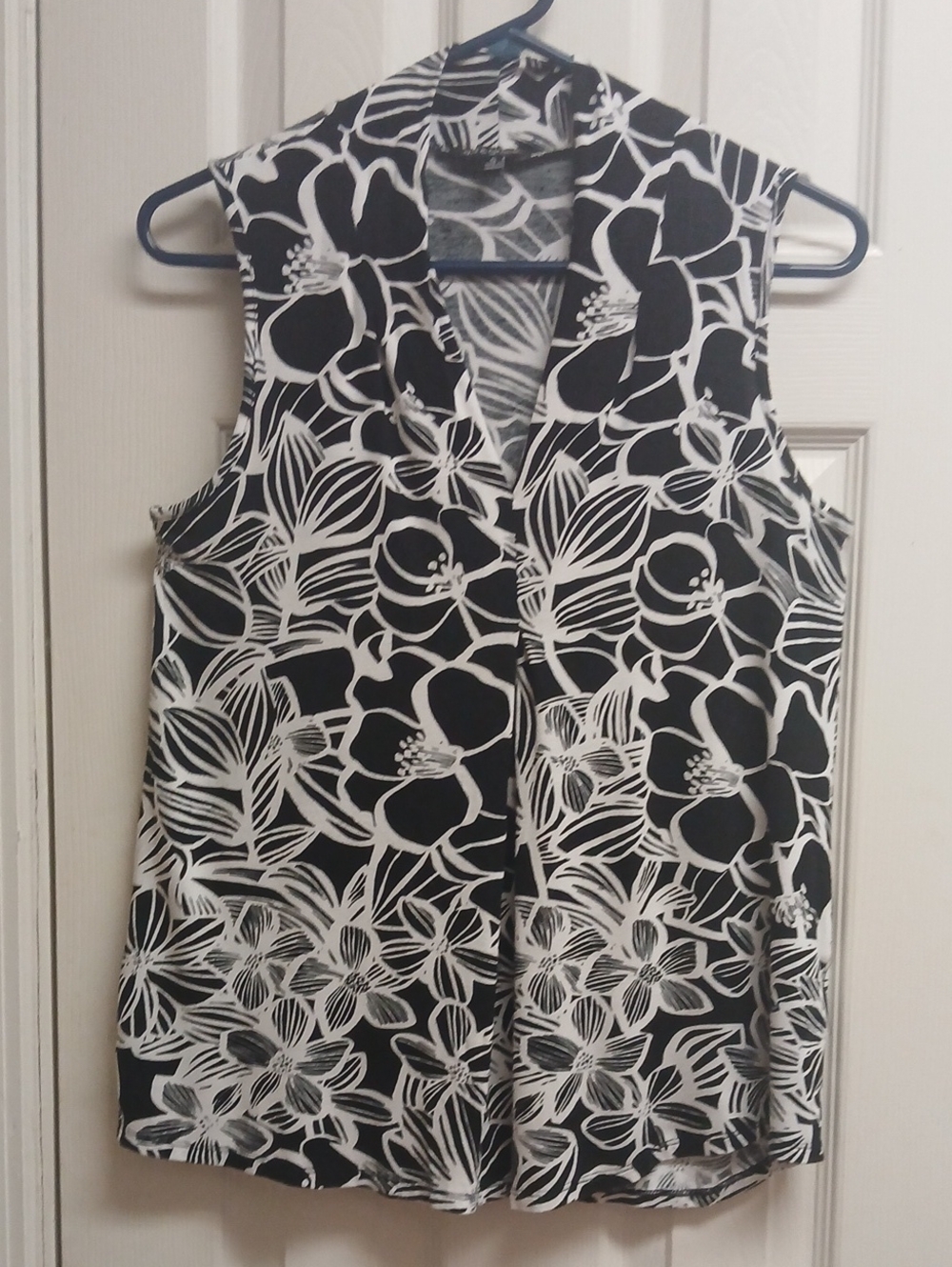 Ali & Grace Size S Summer Top, Black/white Floral Print.